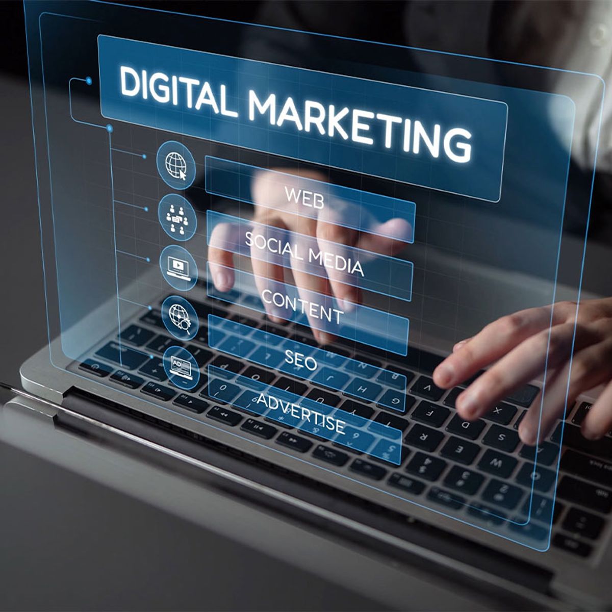 La imagen muestra una computadora portátil con una interfaz holográfica que destaca conceptos de marketing digital.
