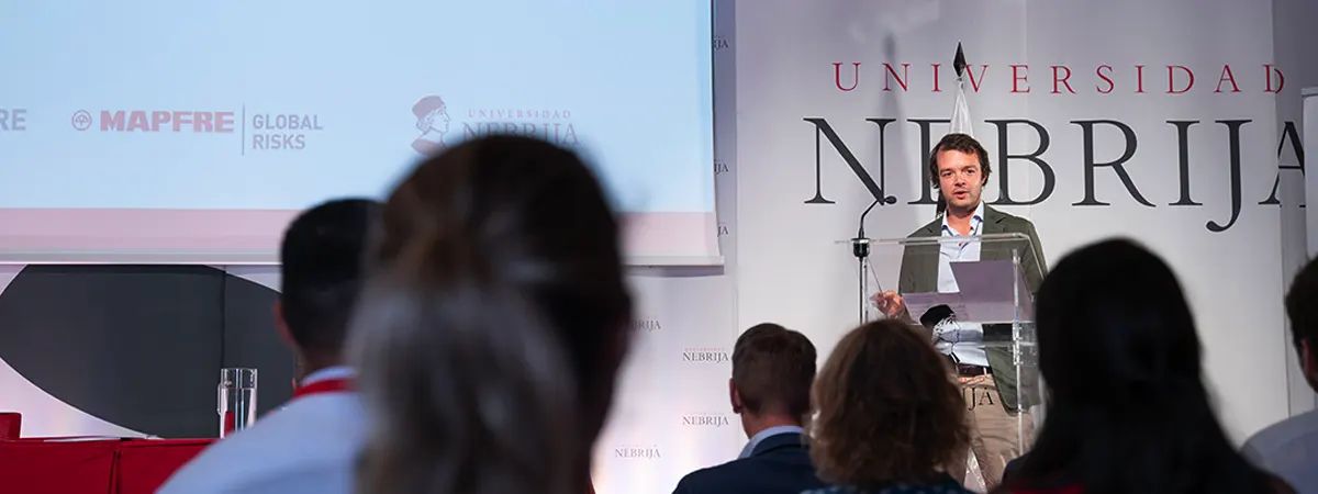 Un ponente habla frente a una audiencia durante un evento en la Universidad Nebrija.