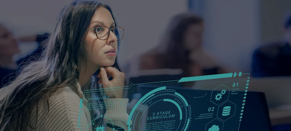 Una joven con gafas observa atentamente una presentación digital en un entorno educativo.