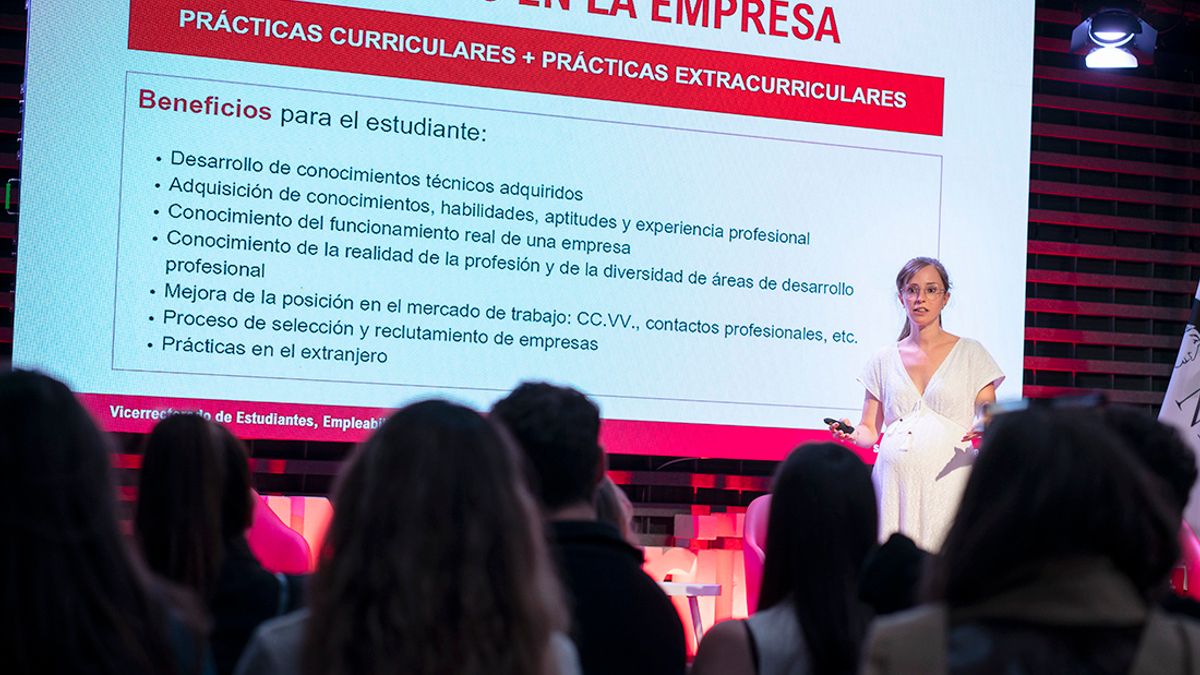 Una presentadora expone sobre las prácticas en la empresa ante un público.