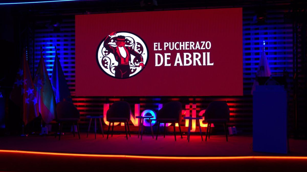 Escenario preparado para el evento 'El Pucherazo de Abril' con luces y pantallas.