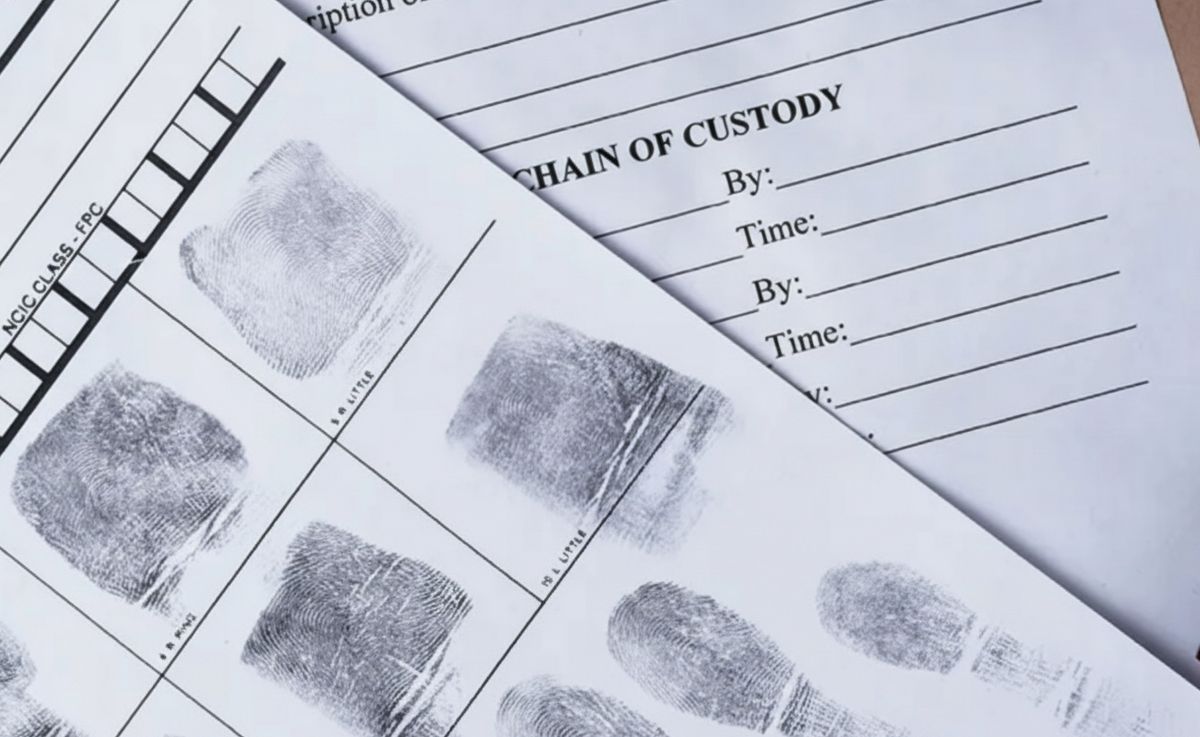 La imagen muestra una serie de huellas dactilares impresas sobre un documento junto con un formulario de cadena de custodia.
