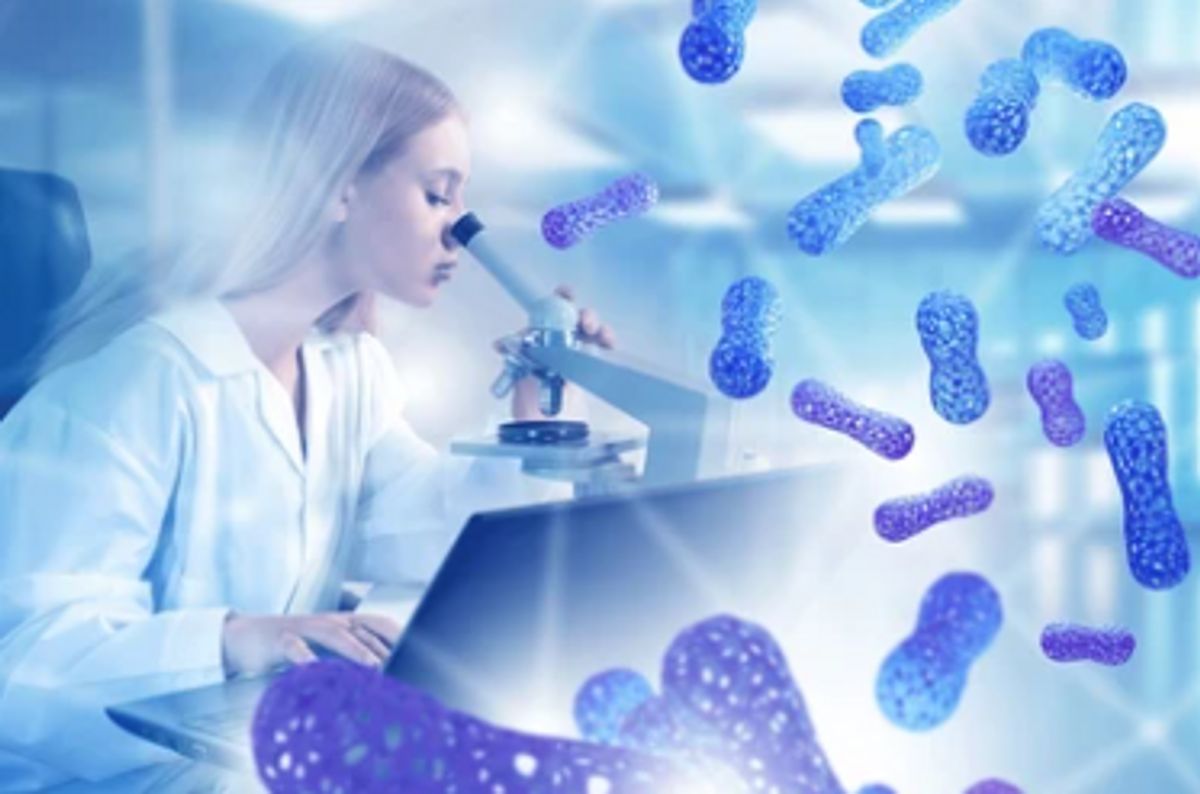 Una científica observa a través de un microscopio mientras diversas estructuras microscópicas flotan en el fondo.