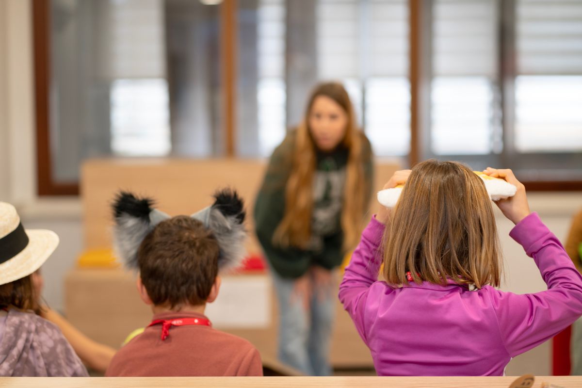 Profesora con niños en el aula