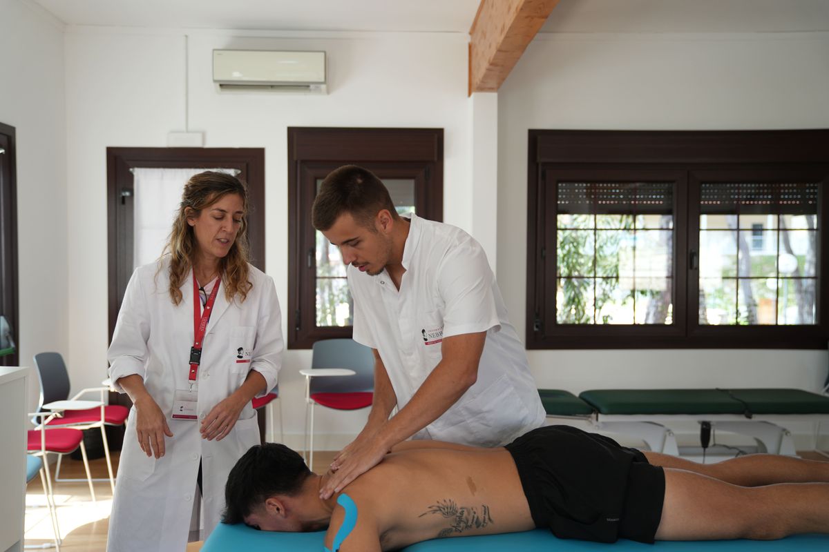 Un fisioterapeuta está tratando a un paciente en una clínica.