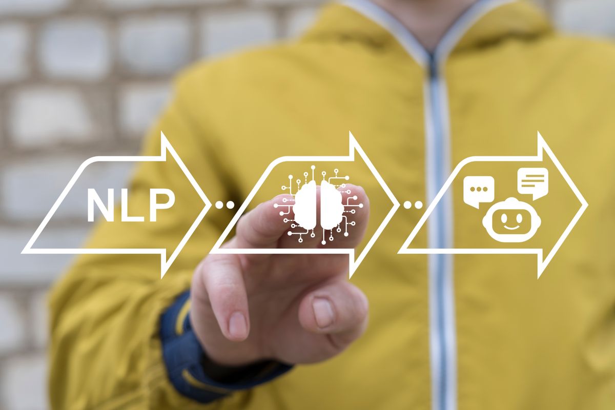 La imagen muestra a una persona señalando un gráfico que ilustra el proceso de procesamiento de lenguaje natural (NLP) con iconos relacionados.