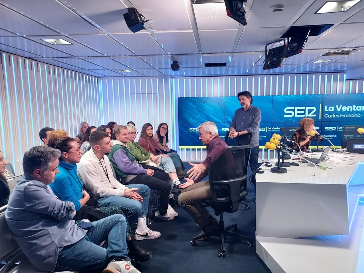 Una conversación en un estudio de radio con un grupo de personas en la audiencia.