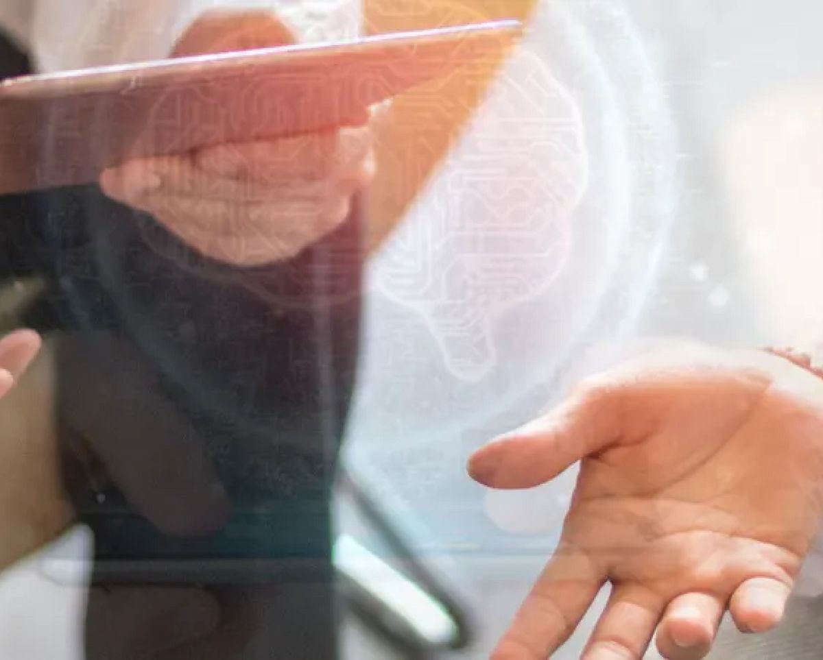 Una mano sostiene una tablet mientras otra mano está extendida, con un fondo que sugiere tecnología avanzada.