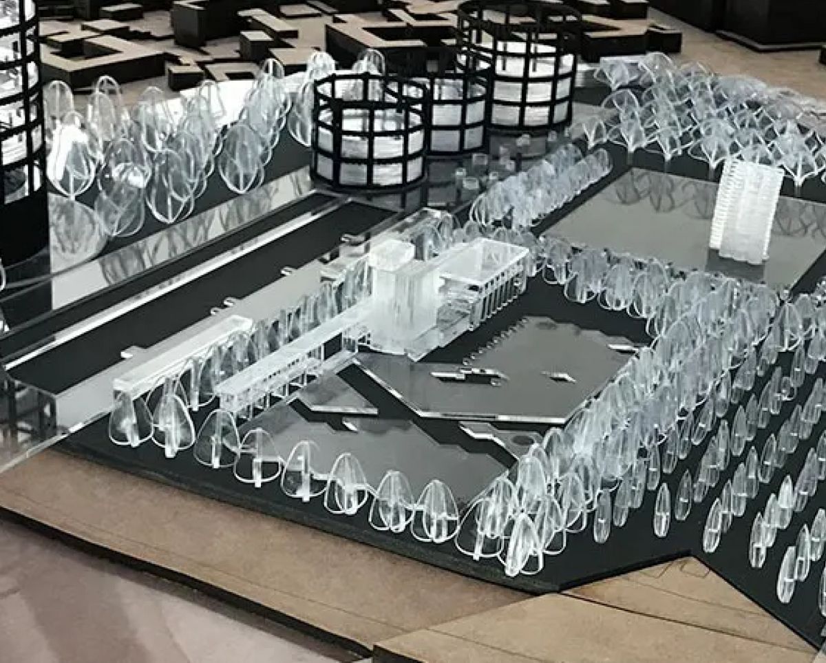 Maqueta arquitectónica en escala con estructuras transparentes y un diseño moderno.