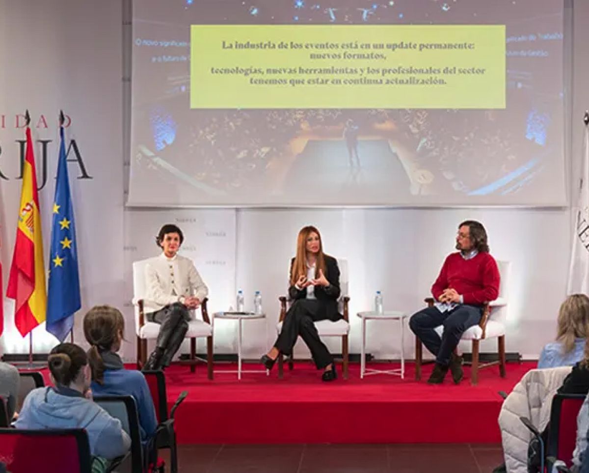 Una charla sobre la actualización permanente en la industria de eventos, donde tres ponentes discuten sobre tecnología y formación.