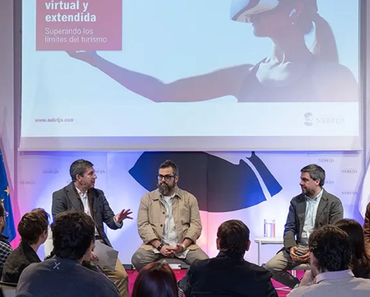 Panel de expertos discutiendo sobre turismo virtual y extendido.