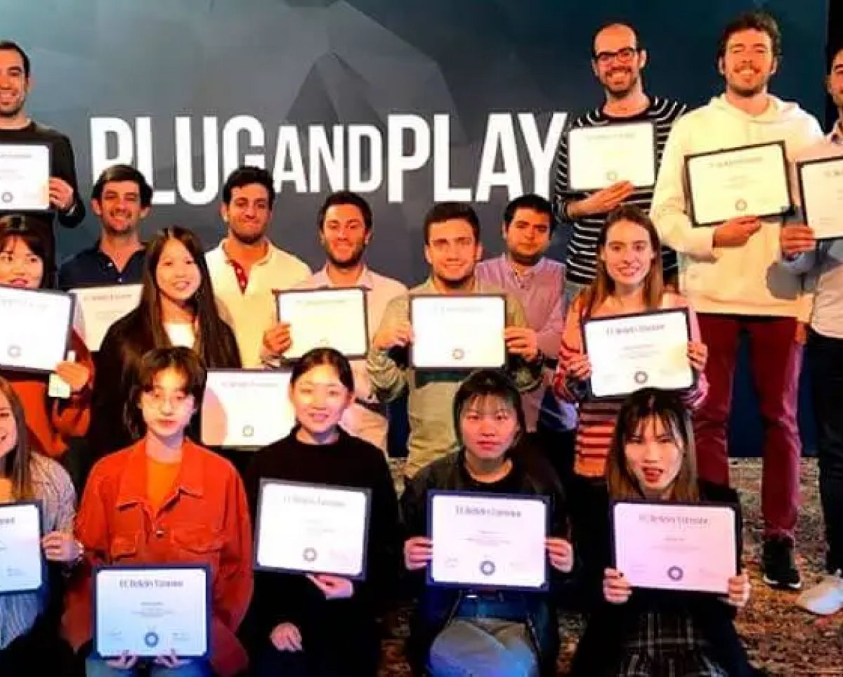 Un grupo de jóvenes sosteniendo certificados en un evento de celebración.