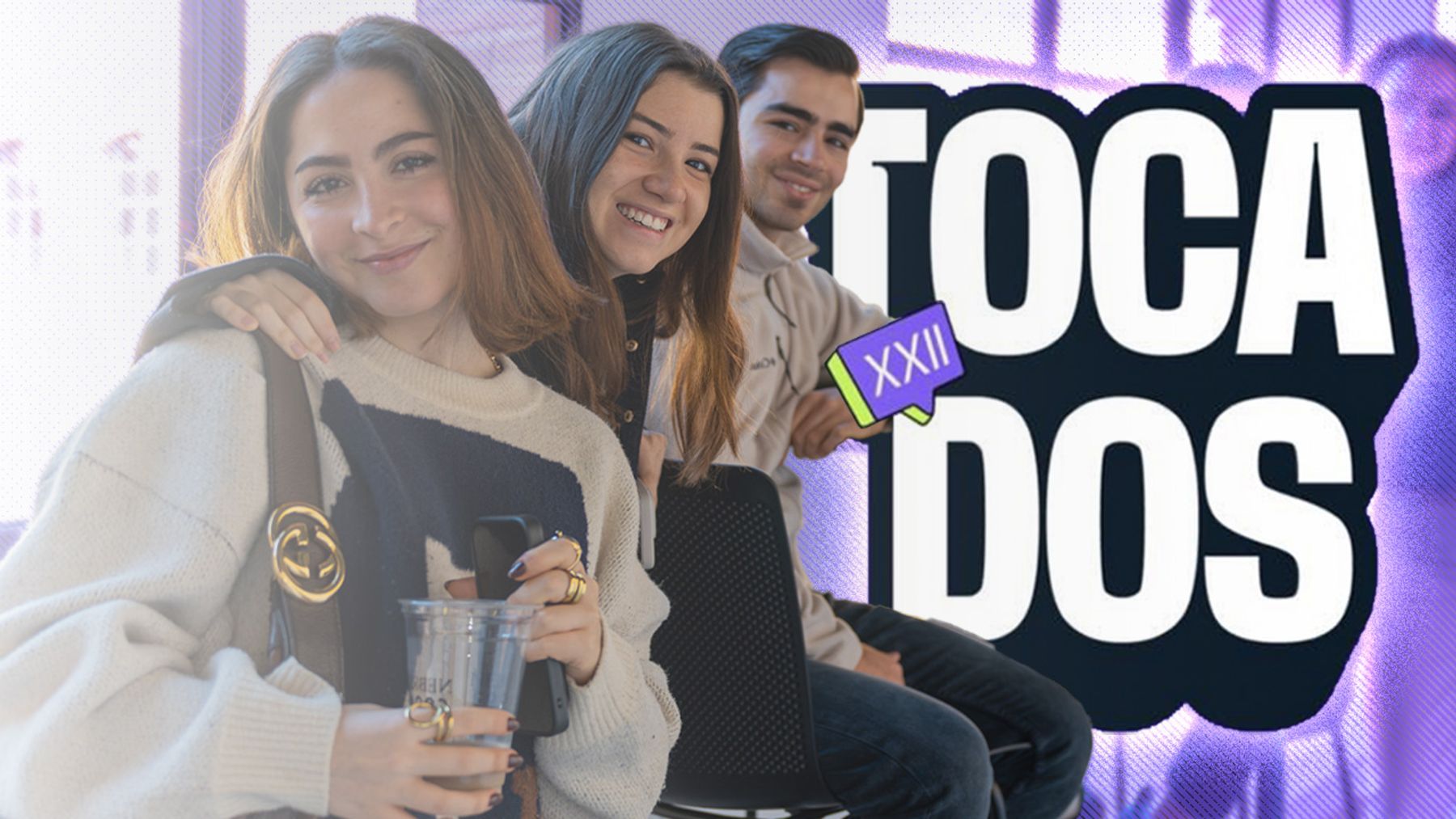 Tres jóvenes sonrientes posan en un ambiente moderno.