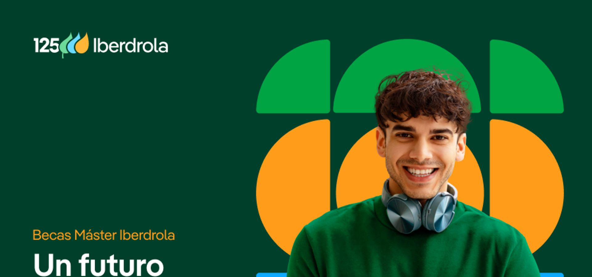 Un joven sonriente sostiene una tablet mientras viste un suéter verde, con un fondo colorido que promueve un programa de becas de Iberdrola.