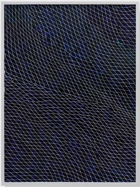 Una obra abstracta que presenta una red de líneas en un fondo oscuro, creando un efecto de movimiento y profundidad.