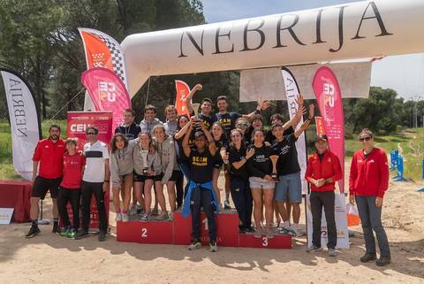 Un grupo de jóvenes celebra en un podio tras una competición en un evento organizado por la universidad Nebrija.