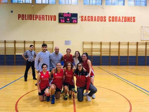 Un grupo de jugadoras de baloncesto posan en la cancha después de un partido en el polideportivo.