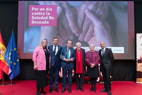 Un grupo de personas posando en un evento en contra de la soledad no deseada.