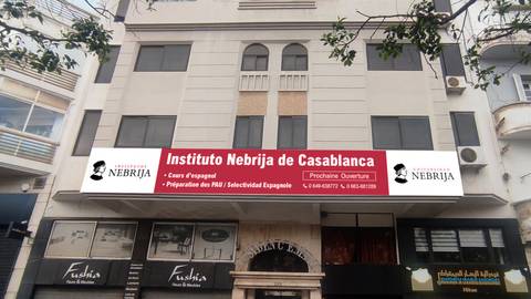 Edificio que alberga el Instituto Nebrija de Casablanca con un letrero destacado en la fachada.