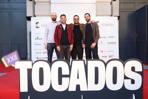 Antiguo alumno foto de la entrega del premio.jpeg