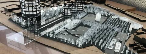 La imagen muestra un modelo arquitectónico en maquetas de un proyecto urbano contemporáneo.