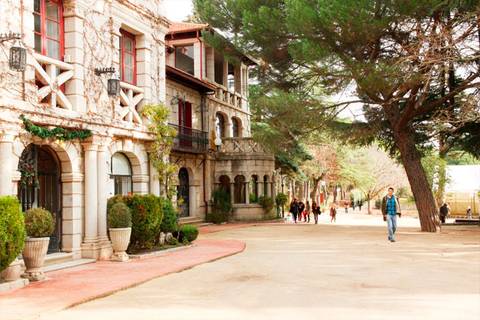 Una calle con edificios de estilo arquitectónico clásico y árboles alrededor.