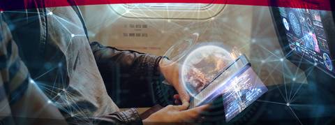 Una persona usando una computadora portátil en un avión, mostrando gráficos digitales y un paisaje terrestre en 3D.