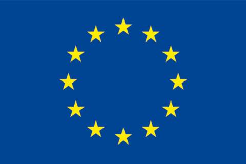 La imagen muestra la bandera de la Unión Europea con un fondo azul y un círculo de estrellas amarillas.