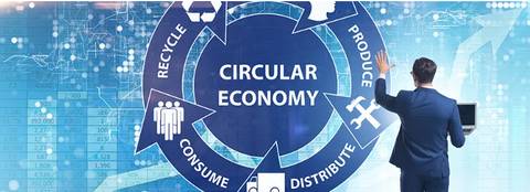Un hombre de pie frente a una pantalla que ilustra el concepto de economía circular.