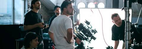 Un grupo de personas trabajando en un set de grabación con equipos de filmación.