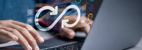 Una persona está usando un ordenador portátil mientras interactúa con imágenes digitales que muestran un símbolo de infinito.