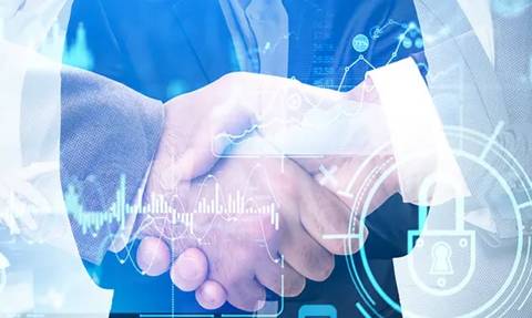 Un par de manos se estrechan en un contexto digital que muestra gráficos y datos sobre un fondo tecnológico.