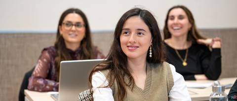 Un grupo de mujeres sonrientes en un entorno de aprendizaje.