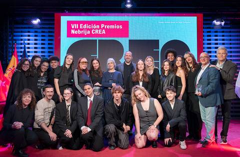 Grupo de personas posando en un evento relacionado con los Premios Nebrija CREA.