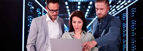 Trabajo colaborativo en un laptop en un entorno tecnológico moderno.