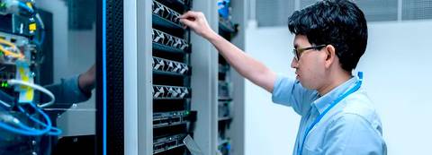 Trabajo con un servidor en un centro de datos.