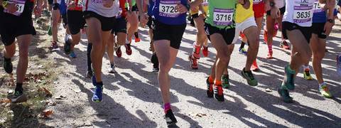 Un grupo de corredores compitiendo en una carrera al aire libre.