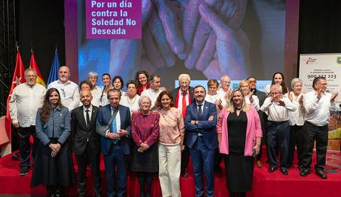 Un grupo diverso de personas se reúne en un evento contra la soledad no deseada.