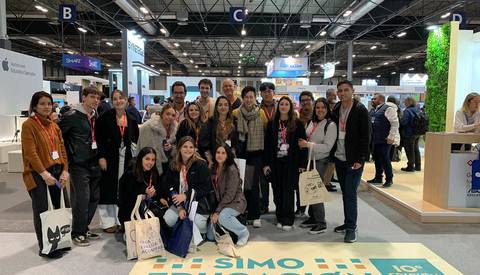 Un grupo grande de personas posando juntas en un evento de tecnología.