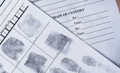 La imagen muestra una serie de huellas dactilares impresas sobre un documento junto con un formulario de cadena de custodia.