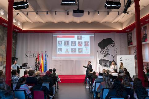 Una presentación en la Universidad Nebrija con un ponente y un público atento.