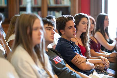 Un grupo de jóvenes escuchando atentamente en un aula.