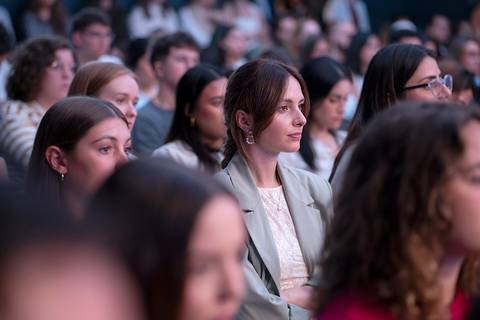 Una multitud de personas escuchando atentamente en un evento.