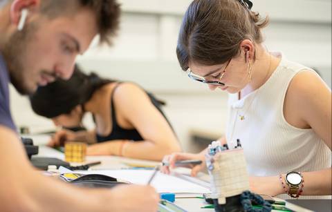 Un grupo de estudiantes trabaja concentradamente en una actividad de clase.