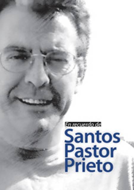 Imagen en blanco y negro de un hombre sonriente con gafas, dedicada a Santos Pastor Prieto.