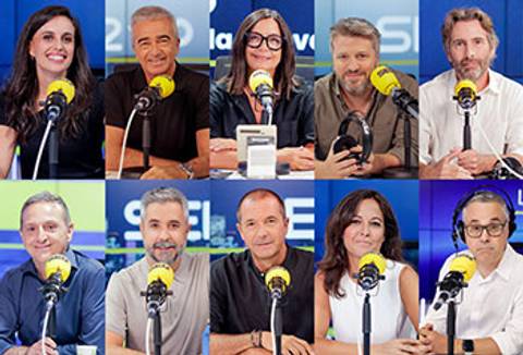 Un grupo de presentadores y colaboradores en un estudio de radio, todos sonrientes y listos para emitir.