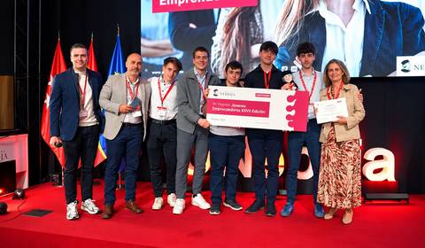 Un grupo de jóvenes emprendedores posando en un evento de premiación.