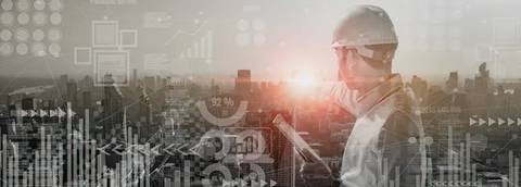 Un ingeniero observa una ciudad moderna mientras utiliza una tablet, rodeado de gráficos y datos digitales.