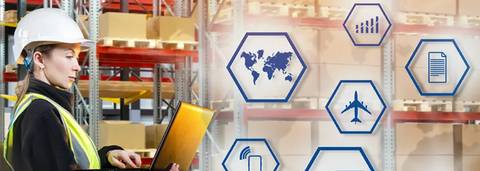Una trabajadora en un entorno de almacén utiliza un ordenador portátil mientras observa gráficos e iconos relacionados con la logística.