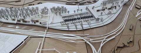 Modelo arquitectónico que representa un diseño urbano con árboles, caminos y estructuras.